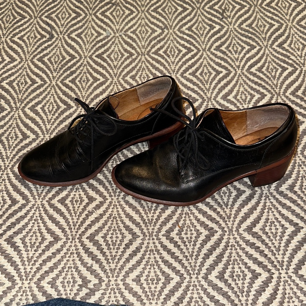 Sofft women’s black leather lace up heeled oxford